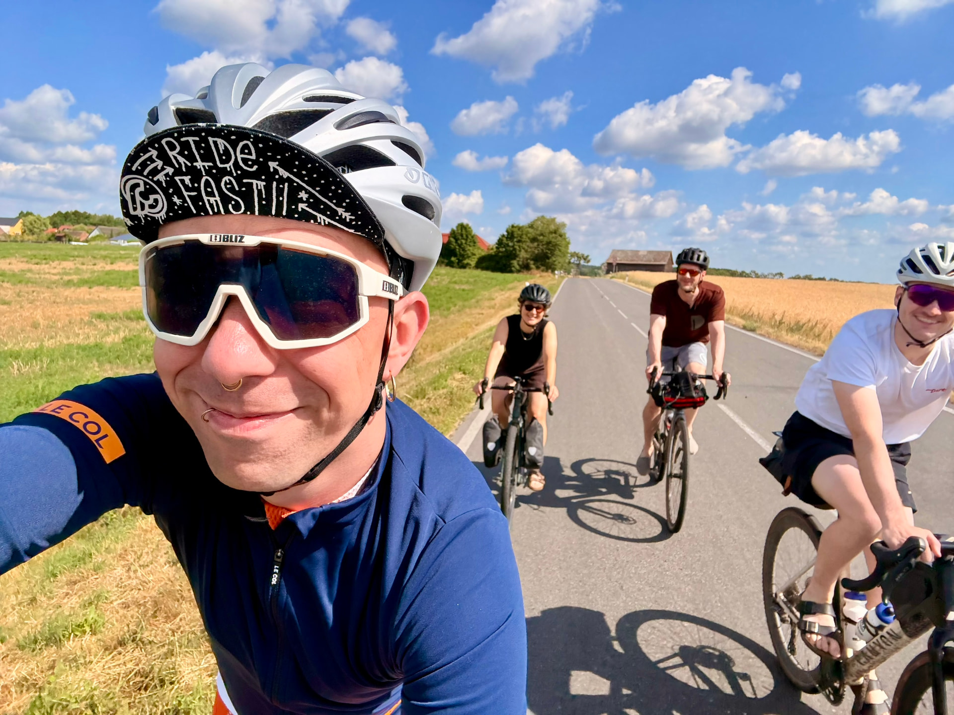 ida-Kolleg:innen bei einer gemeinsamen Radtour während des Company Offsites 2026.